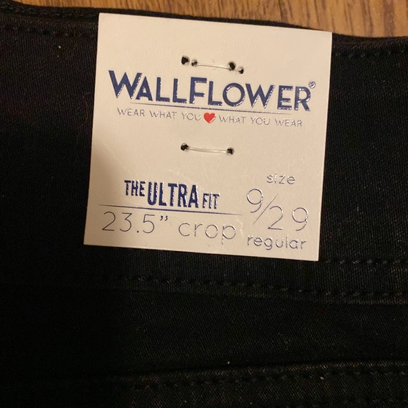 Wallflower Crop Capri Jeans - Picture 2 of 2